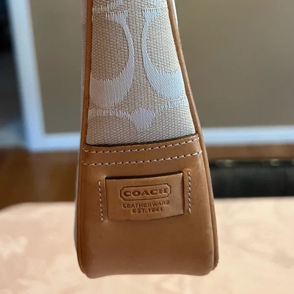 Coach Mini Shoulder Clip Bag, Light Brown, slightly used Signature Hampton #6091 - Picture 3 of 7
